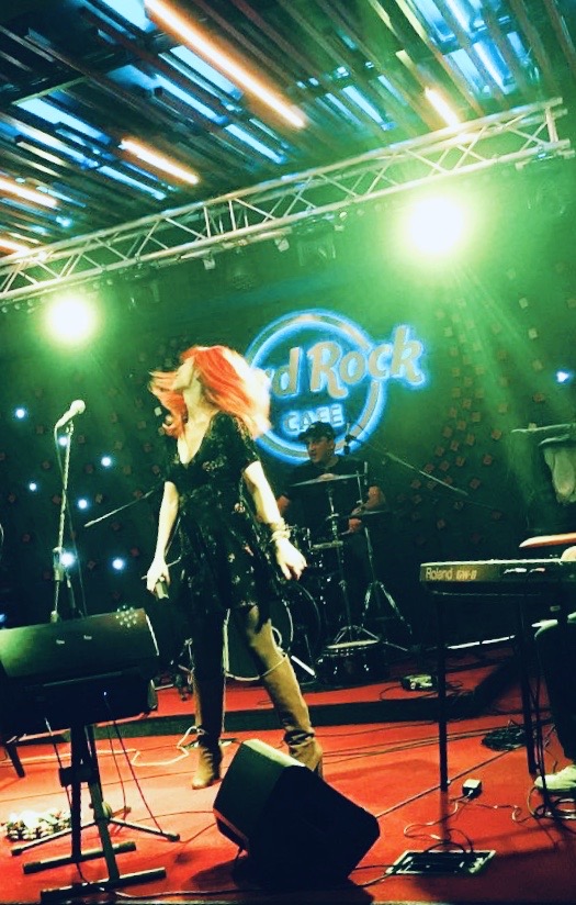 მომღერალი, ბენდი